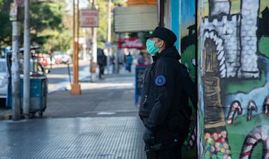 un homme des forces de l'ordre contrôle la rue au chili