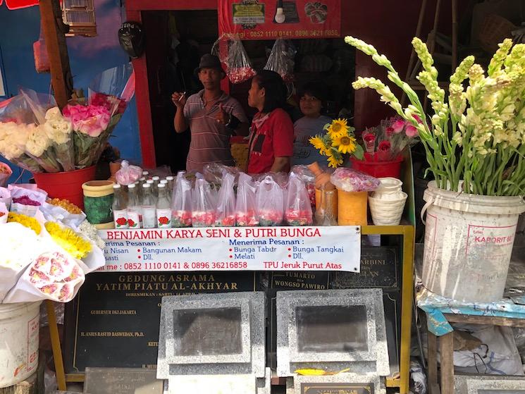 Boutique de fleurs devant un cimetière à jakarta pour le ramadan