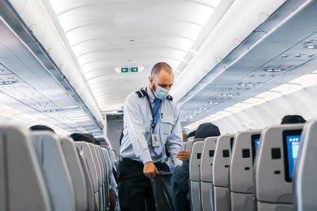 Un stewart dans un avion en période de Covid-19