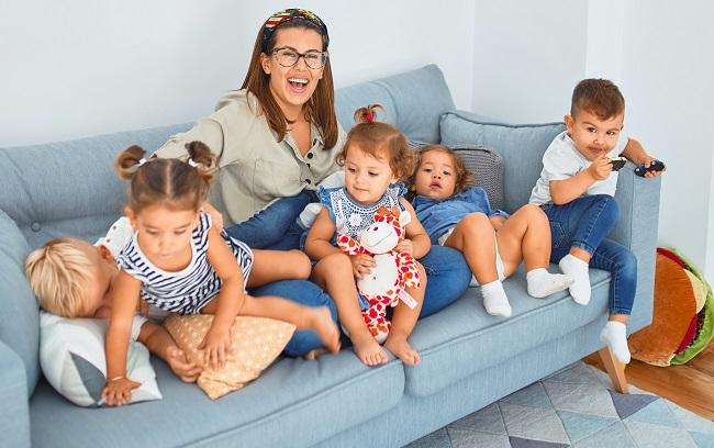 famille heureuse sur son canapé