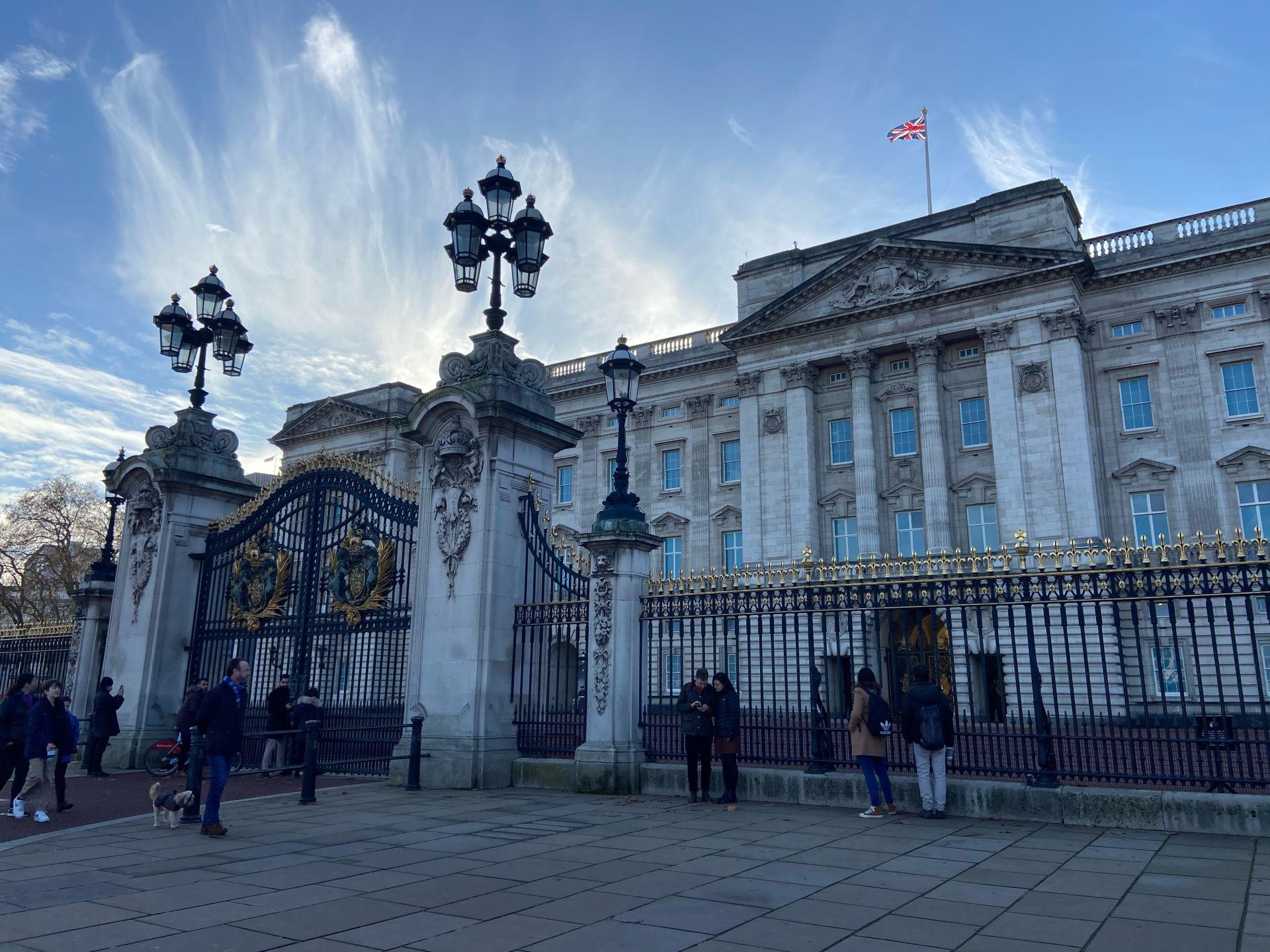 Le Palais de Buckingham sous un beau ciel bleu