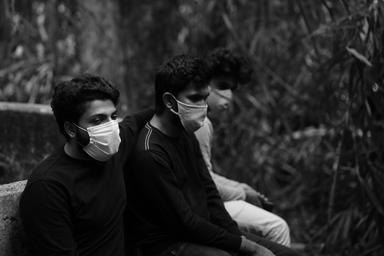 Une personne avec un masque à Chennai, où les cas de covid augmentent de plus en plus