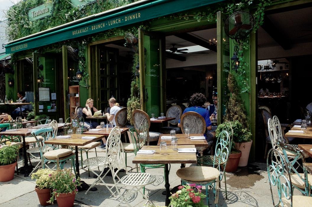 Des personnes assises en terrasse