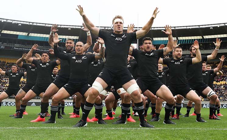 L'équipe de rugby des All Blacks font un haka