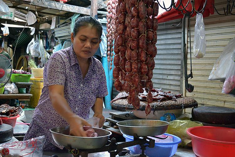 femme vendant de la viande sur un marché au cambodge