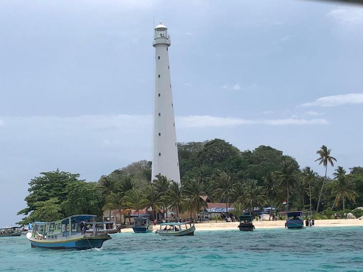 Phare de l'ile de Belitung à Sumatra avec ses plages bleu turquoise