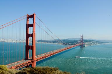 Le pont rouge de San Francisco sous un beau ciel bleu