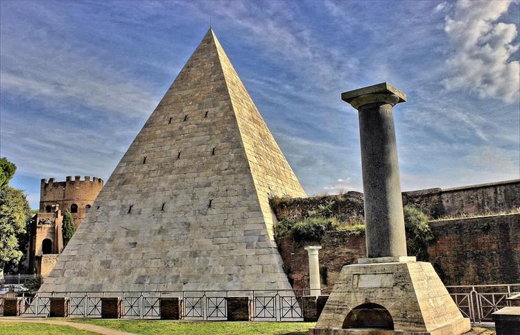 La pyramide de Cestia à Rome