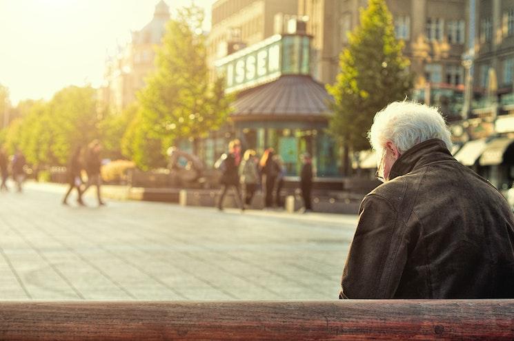 Une personne âgée sur un banc