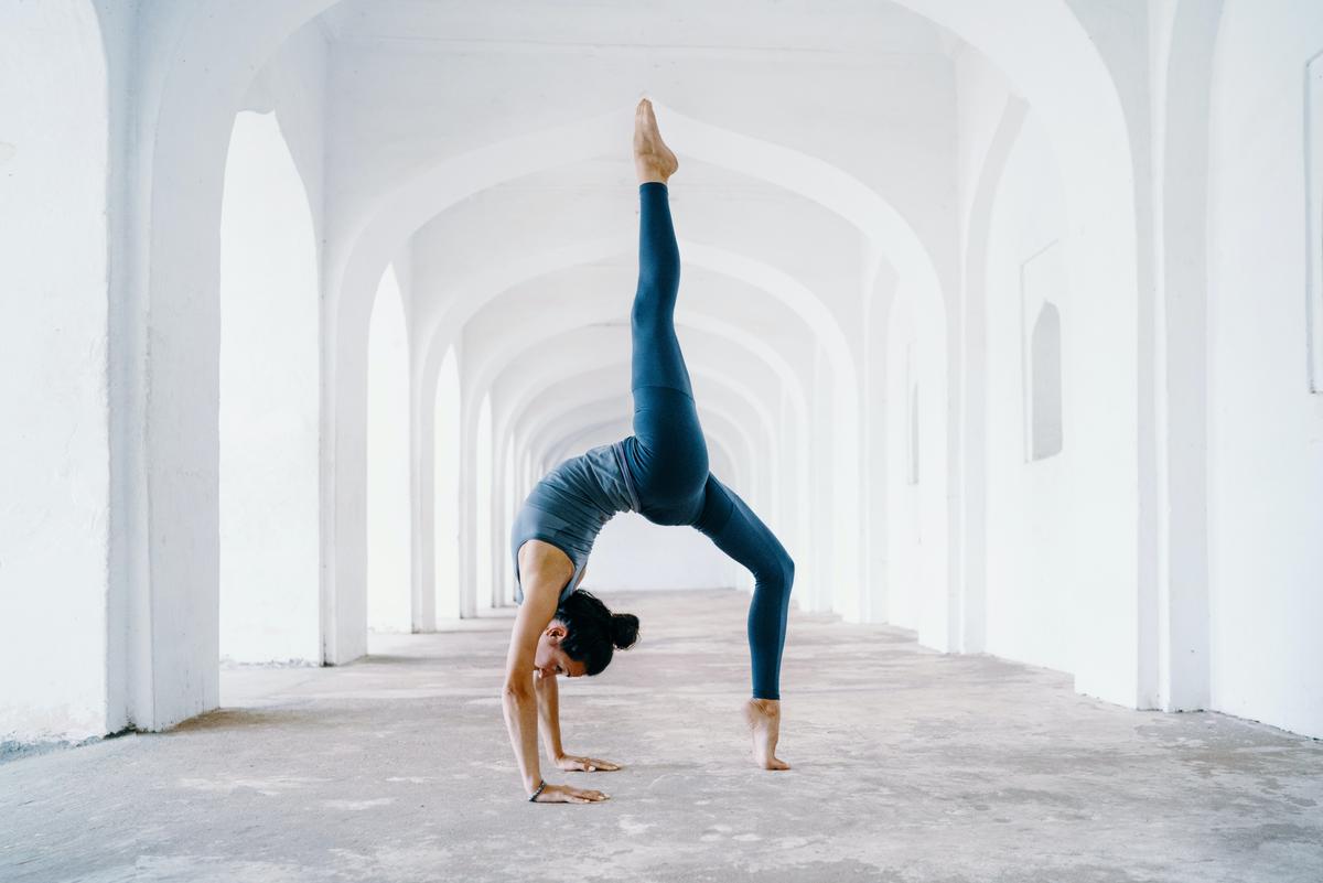 Une femme faisant du yoga, l'activité la plus pratiquée en confinement 