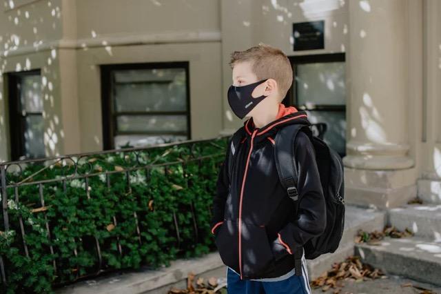 Jeune garçon qui porte un masque anti-covid