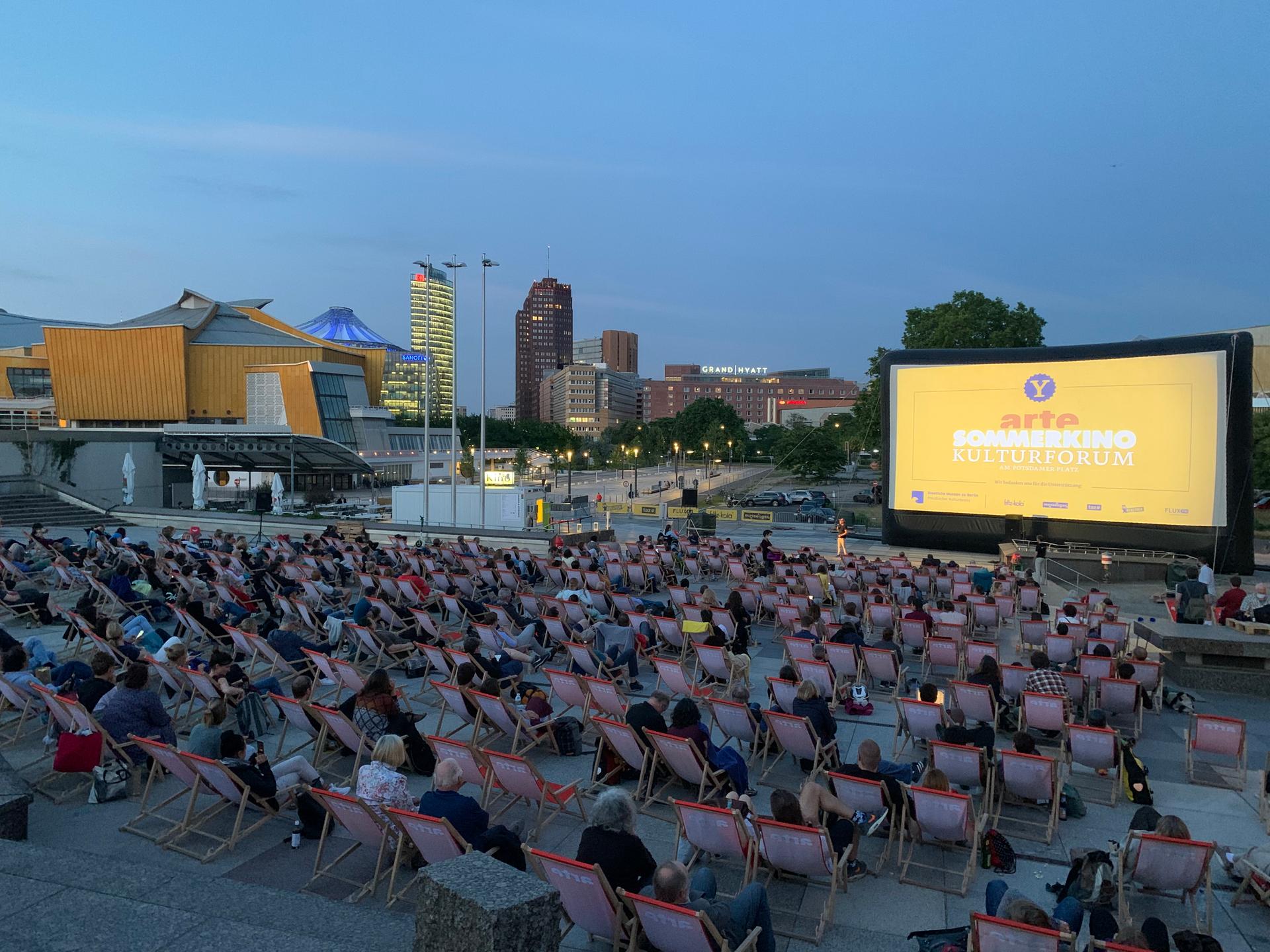 Des spectateurs lors d'une séance de cinéma en plein air au Kulturforum de Berlin