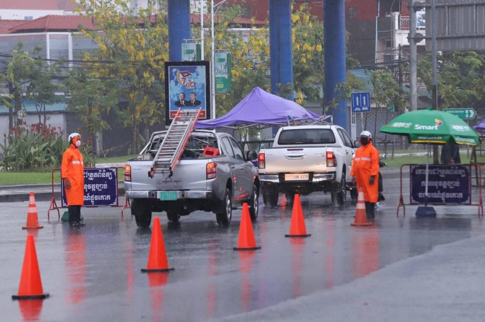 Barrage routier à Phnom Pneh sous la pluie