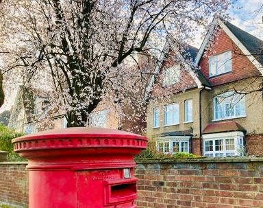 Une boite aux lettres rouge dans un quartier typique de Londres