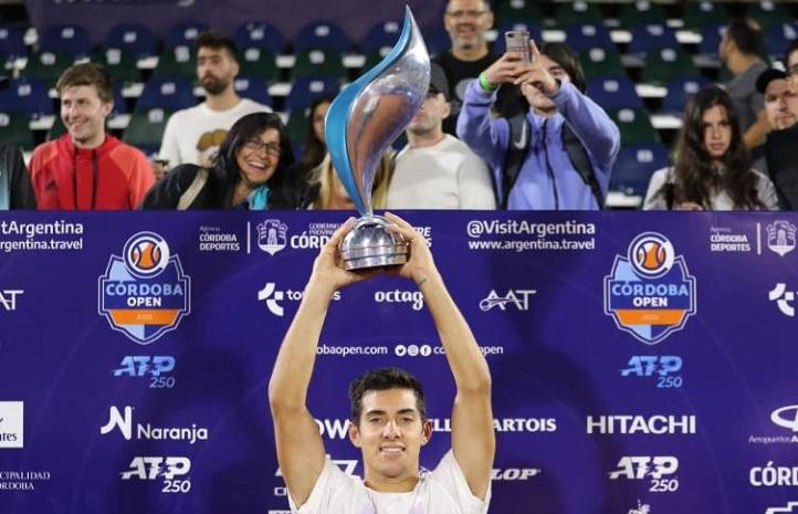 Cristian Gariin soulève le trophée après sa victoire à l'ATP 250 de Cordoba