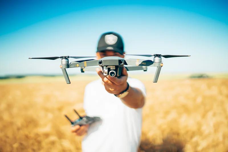 Un drone télécommandé prêt à s'envoler 