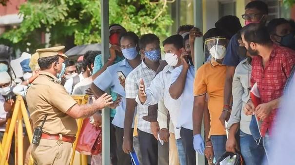 File d’attente pour espérer une des doses de Remdesivir vendues par le gouvernement au Nehru Stadium de Chennai (photo India Today 15 mai 2021)