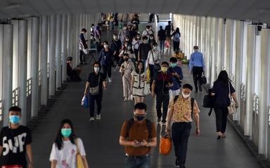 Des thaïlandais dans un couloir 