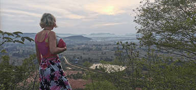 Jeune Femme contemplant la plaine cambodgienne