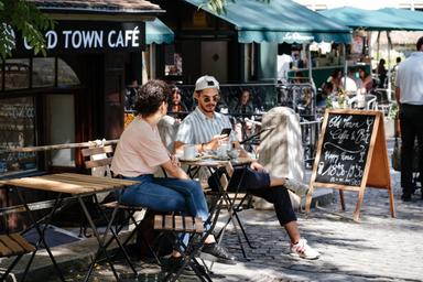 Terrasse d'un café avec deux clients