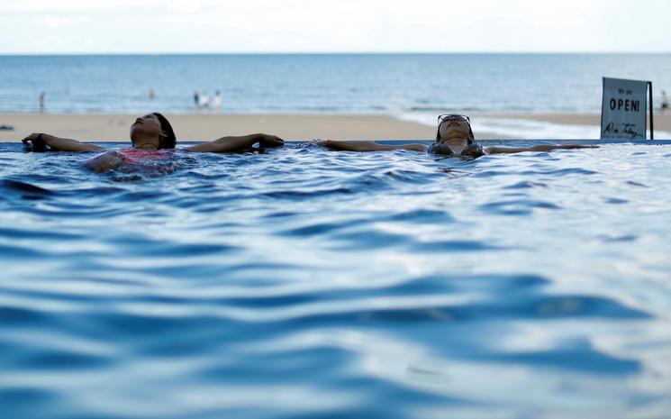 Des touristes en Thailande profitent de la piscine