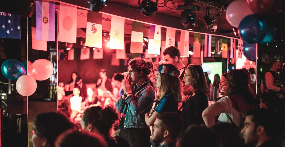 Des supporters de football soutenant leur équipe dans un bar