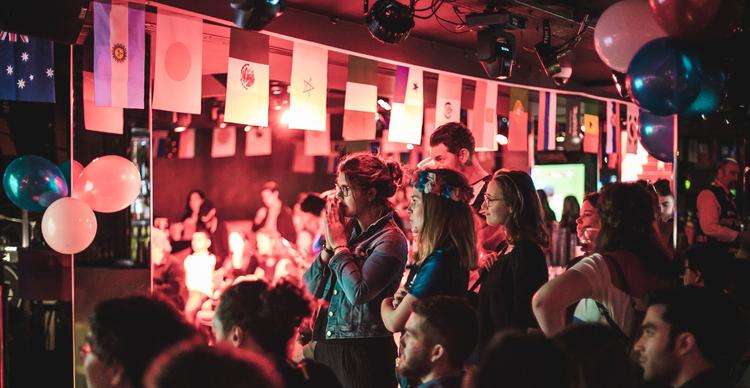 Des supporters de football soutenant leur équipe dans un bar