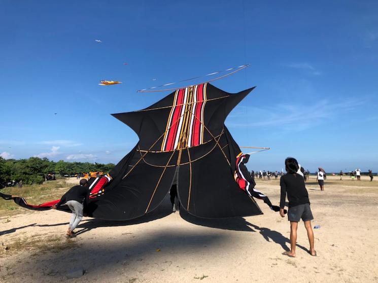 Un cerf volant sur une plage de Bali