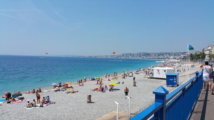 La plage de Nice en été