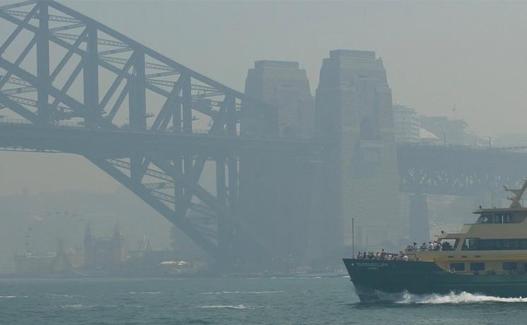 Le pont de sydney sous la fumée