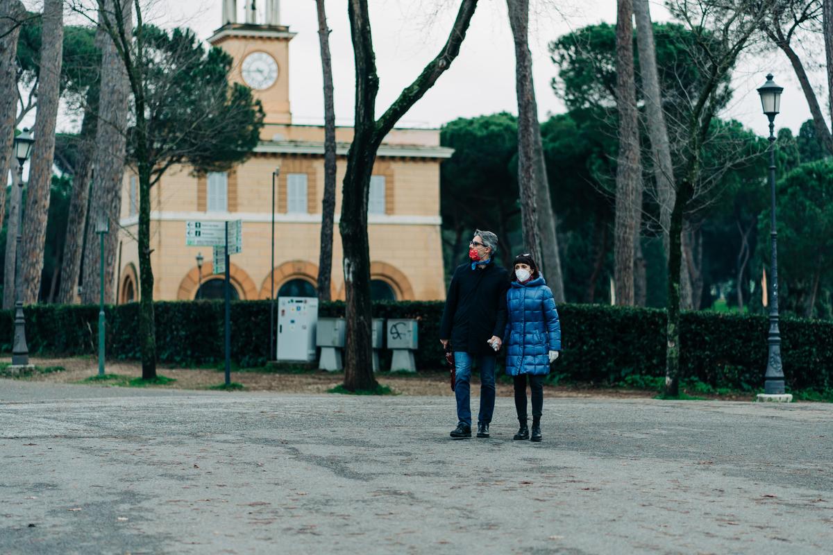 Couple italien marchant main dans la main