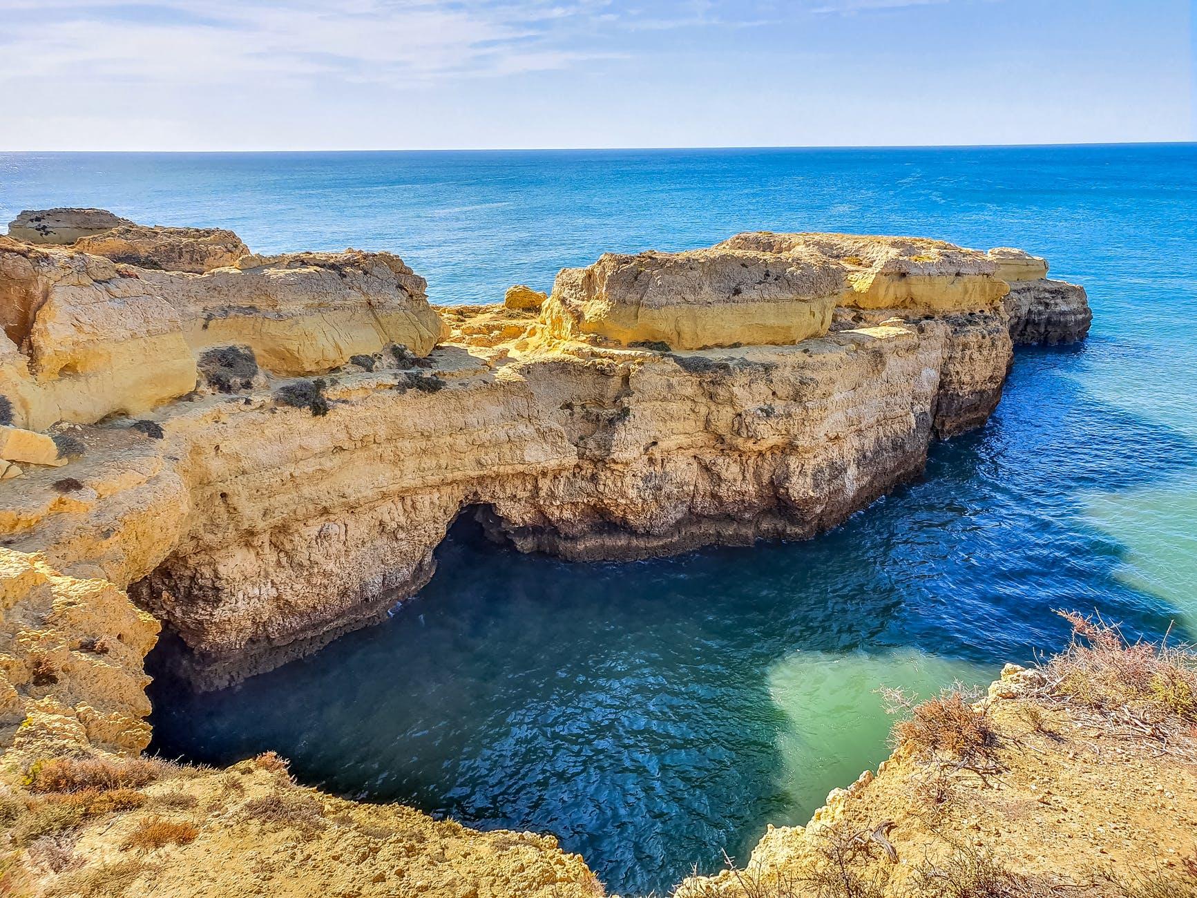 Les falaises de la région d'Algarve au Portugal