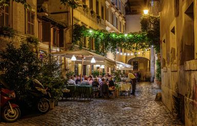 Un restaurant la nuit à Rome en terrasse