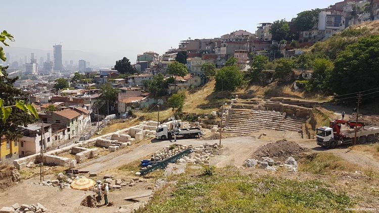 Sur les fouilles du théâtre antique d’Izmir 