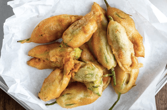 Une assiette de fleurs de courges frites