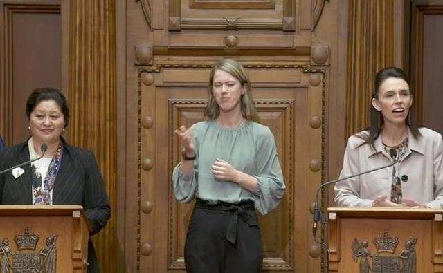 Dame Cynthia Kira et jacinda ardern lors de la conférence