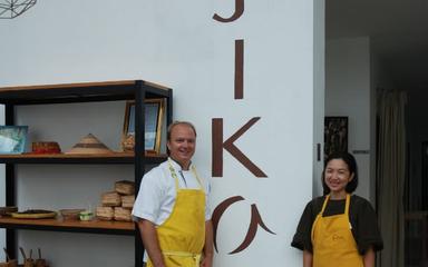 Baldwin et son épouse Sury dans l'atelier Jika