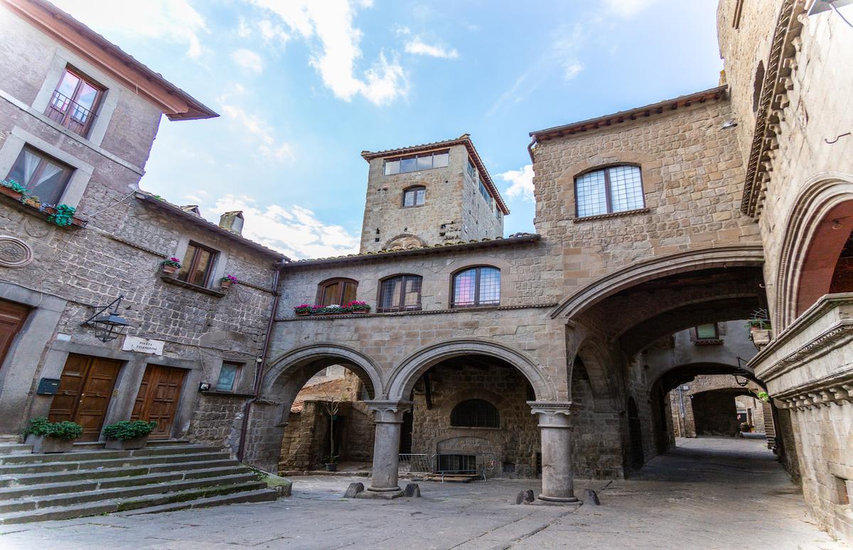 Une place à Viterbo en Italie 