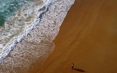 Un homme sur une plage de Phuket