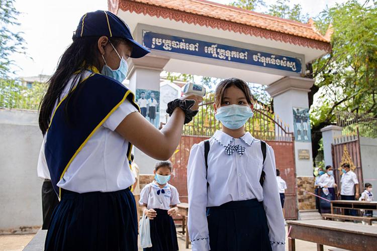 Prise de température à l'entrée d'une ecole cambodgienne Credit UNICEF