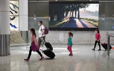 Voyageurs occidentaux dans un aeroport 