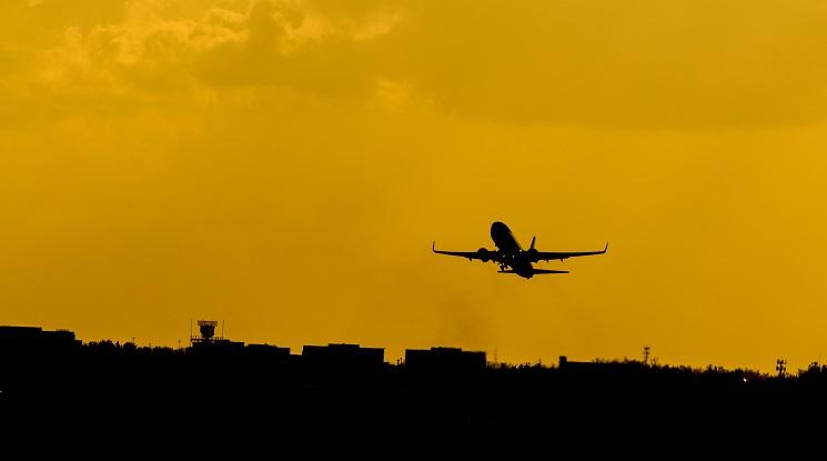 un avion au décollage