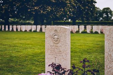 Une tombe britannique d'un soldat tombé le jour du débarquement