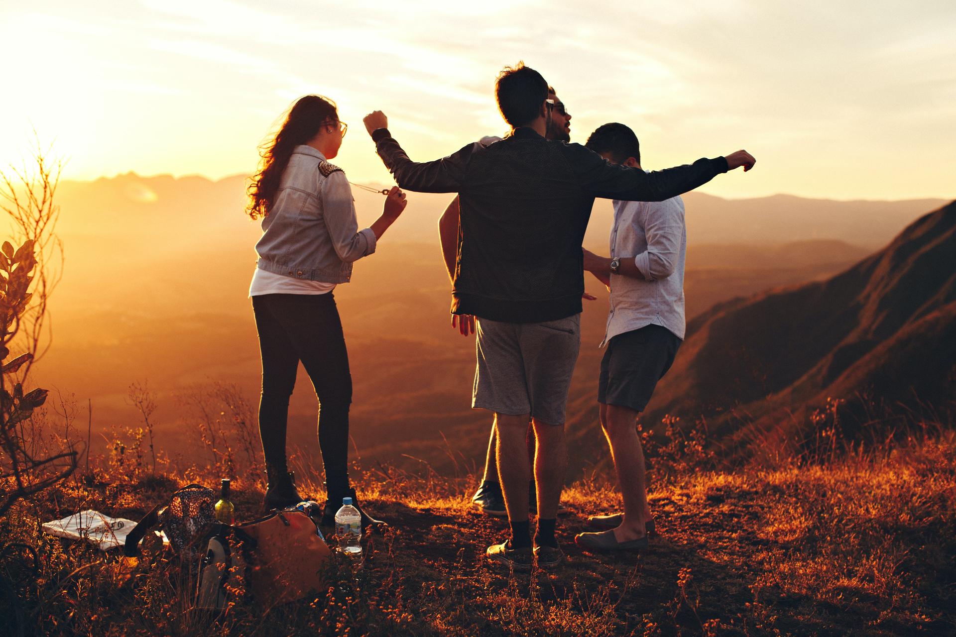 des jeunes devant un coucher de soleil se retrouvent 