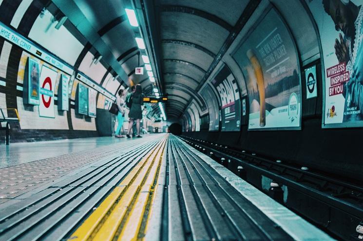 Vue de l'intérieur du métro de Londres, sur le bord du quai