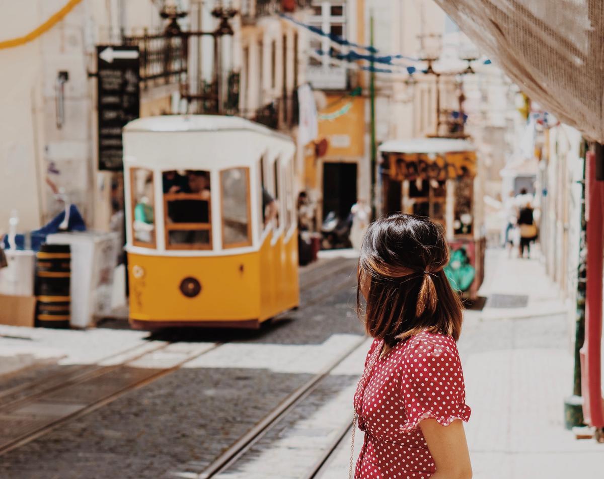 Une femme regarde en arrière dans un paysage portugais 