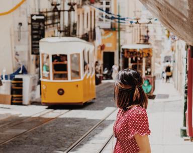 Une femme regarde en arrière dans un paysage portugais 