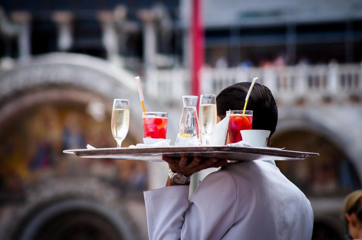 Un serveur portant un plateau avec des verres