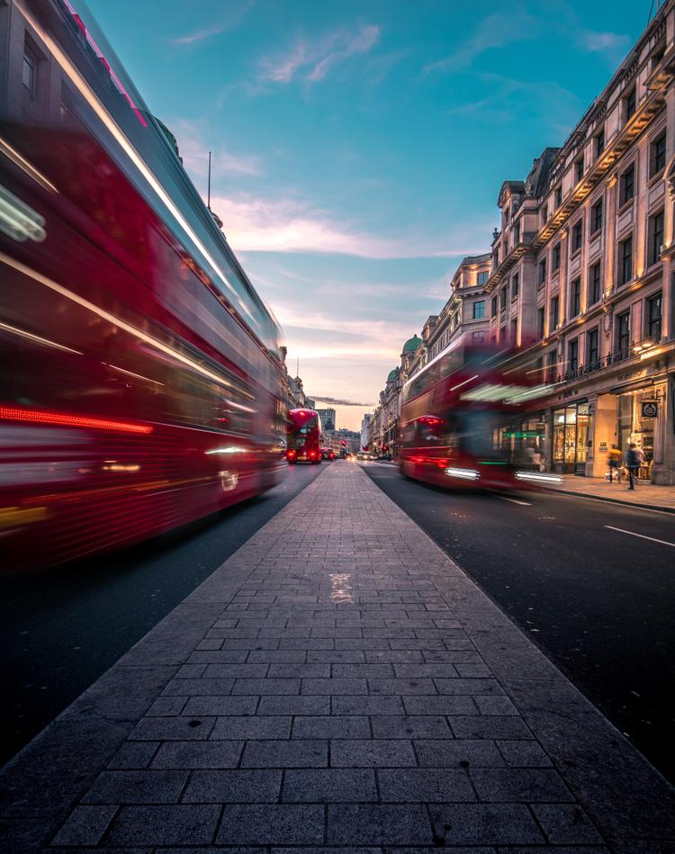 une rue londonienne active 