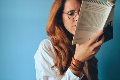 femme qui apprend une langue avec son livre